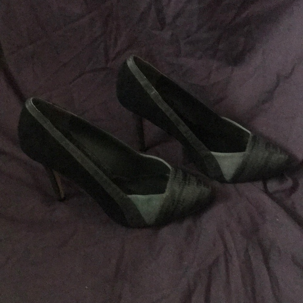 Beautiful White House Black Market 4” heel